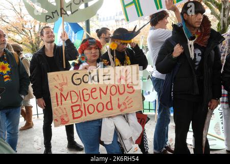 Une marche pour l'amazonie avec 6 présentoirs indignes d'Amazonie et de la forêt Atlantique contre la déforestation et l'orpaillage illégal Banque D'Images