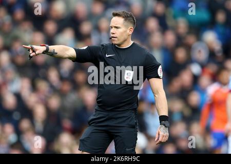 Burnley, Royaume-Uni. 15th octobre 2022. L'arbitre Stephen Martin fait son point. Match de championnat Skybet EFL, Burnley et Swansea City à Turf Moor à Burnley, Lancs, le samedi 15th octobre 2022. Cette image ne peut être utilisée qu'à des fins éditoriales. Utilisation éditoriale uniquement, licence requise pour une utilisation commerciale. Aucune utilisation dans les Paris, les jeux ou les publications d'un seul club/ligue/joueur. photo par Chris Stading/Andrew Orchard sports Photography/Alamy Live News crédit: Andrew Orchard sports Photography/Alamy Live News Banque D'Images