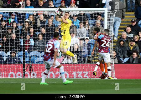 Burnley, Royaume-Uni. 15th octobre 2022. Steven Benda, gardien de but de Swansea City, attrape le ballon. Match de championnat Skybet EFL, Burnley et Swansea City à Turf Moor à Burnley, Lancs, le samedi 15th octobre 2022. Cette image ne peut être utilisée qu'à des fins éditoriales. Utilisation éditoriale uniquement, licence requise pour une utilisation commerciale. Aucune utilisation dans les Paris, les jeux ou les publications d'un seul club/ligue/joueur. photo par Chris Stading/Andrew Orchard sports Photography/Alamy Live News crédit: Andrew Orchard sports Photography/Alamy Live News Banque D'Images