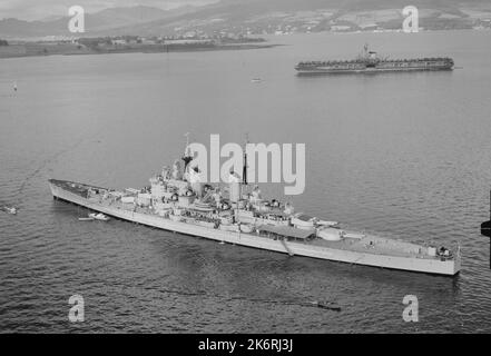 EMCS Vanguard (cuirassé britannique) à Anchor dans le Firth de Clyde, en Écosse, avant l'opération Mainbrace, USS Midway en arrière-plan (CVA-41) Banque D'Images