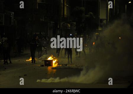 Tunis, Tunisie. 14th octobre 2022. Tunis, Tunisie. 14 octobre 2022. Des affrontements se produisent entre les manifestants et la police dans le quartier Cità¨ Etthadamen de Tunis. La manifestation a été épargnée par la mort de Malek Slimi jeudi après un mois de coma dans l'unité de soins intensifs de l'hôpital Charles Nicole. Slimi aurait été blessé lors d'un accident lors d'une poursuite policière à la fin du mois d'août (Credit image: © Hasan mrad/IMAGESLIVE via ZUMA Press Wire) Banque D'Images