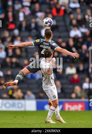 Plymouth Argyle milieu de terrain Jordan Houghton (4) combats dans les airs pendant le match Sky Bet League 1 MK dons vs Plymouth Argyle au stade :mk, Milton Keynes, Royaume-Uni, 15th octobre 2022 (photo de Stanley Kasala/News Images) Banque D'Images