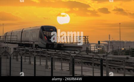 Doha, Qatar- 06 juin, 2022 :métro ligne rouge du Qatar traversant le pont. Banque D'Images