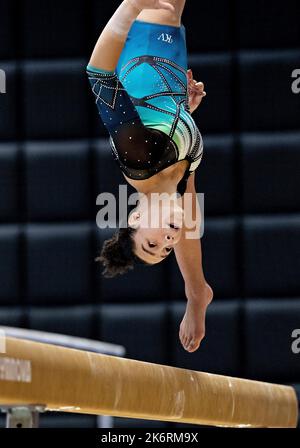 ROTTERDAM - Shadé van Oorschot lors du deuxième match de qualification pour la sélection de l'équipe féminine de gymnastique dans le meilleur centre sportif de Rotterdam pour les Championnats du monde de gymnastique artistique 2022 à Liverpool, en Angleterre. ANP IRIS VAN DEN BROEK Banque D'Images