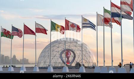 Doha,Qatar- 10 octobre 2022: Qatar compte à rebours officiel de la FIFA et les participants drapeaux à la corniche de la ville de doha. Banque D'Images