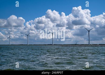 Pays-Bas, parc d'éoliennes dans l'eau d'ijsselmeer Banque D'Images