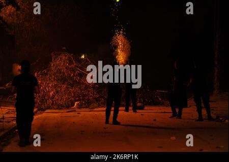 Tunis, Tunisie. 14th octobre 2022. Tunis, Tunisie. 14 octobre 2022. Des affrontements se produisent entre les manifestants et la police dans le quartier Cità¨ Etthadamen de Tunis. La manifestation a été épargnée par la mort de Malek Slimi jeudi après un mois de coma dans l'unité de soins intensifs de l'hôpital Charles Nicole. Slimi aurait été blessé lors d'un accident lors d'une poursuite policière à la fin du mois d'août (Credit image: © Hasan mrad/IMAGESLIVE via ZUMA Press Wire) Banque D'Images