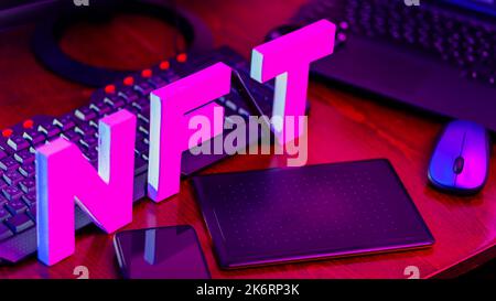 Inscription NFT faite de 3D lettres imprimées sur une imprimante 3D. Lettrage NFT sur le lieu de travail avec tablette graphique, smartphone et équipement informatique. Non- Banque D'Images