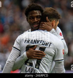 Francfort, Hesse, Allemagne. 15th octobre 2022. Eintracht Frankfurt les coéquipiers FARIDE ALIDOU (11, derrière) et Lucas NICOLAS ALARIO (21, devant) se sont retrouvés dans le match Eintracht Frankfurt contre Bayer Leverkusen Bundesliga au Deutsche Bank Park à Francfort, en Allemagne, sur 15 octobre 2022. (Credit image: © Kai Dambach/ZUMA Press Wire) Credit: ZUMA Press, Inc./Alamy Live News Banque D'Images