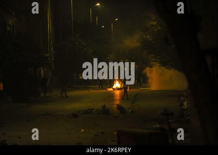 Tunis, Tunisie. 14th octobre 2022. Tunis, Tunisie. 14 octobre 2022. Des affrontements se produisent entre les manifestants et la police dans le quartier Cità¨ Etthadamen de Tunis. La manifestation a été épargnée par la mort de Malek Slimi jeudi après un mois de coma dans l'unité de soins intensifs de l'hôpital Charles Nicole. Slimi aurait été blessé lors d'un accident lors d'une poursuite policière à la fin du mois d'août (Credit image: © Hasan mrad/IMAGESLIVE via ZUMA Press Wire) Banque D'Images