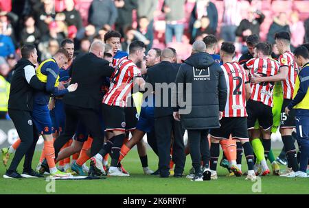 Sheffield, Royaume-Uni. 15th octobre 2022. Un combat éclate entre les joueurs de Sheffield United et de Blackpool lors du match de championnat Sky Bet à Bramall Lane, Sheffield. Crédit photo à lire: Lexy Ilsley / Sportimage crédit: Sportimage / Alay Live News Banque D'Images