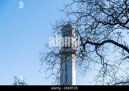 La tour de l'horloge du Forum dans la partie centrale du campus de l'Université de Concepcion, au Chili Banque D'Images