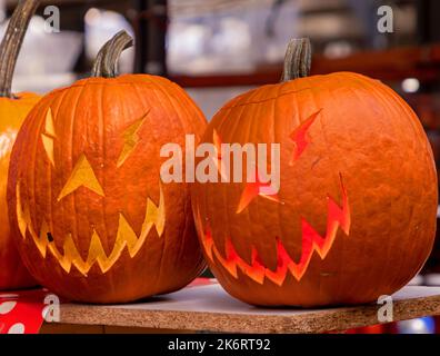 Citrouilles décorées avec une bouche effrayante et des yeux prêts pour les vacances d'Halloween Banque D'Images