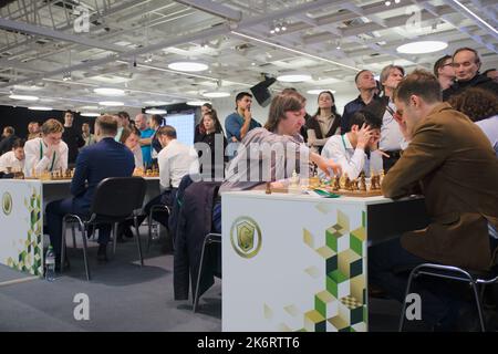 Le grand maître Gata Kamsky, USA (au centre) participe au championnat du monde d'échecs rapides King Salman 2018. Finalement, il a pris 22nd place Banque D'Images