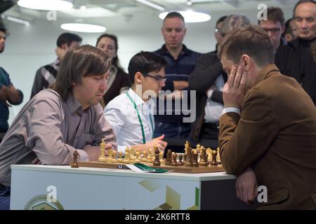 Le grand maître Gata Kamsky, États-Unis (à gauche) participe au championnat du monde d'échecs rapides King Salman 2018. Finalement, il a pris 22nd place Banque D'Images