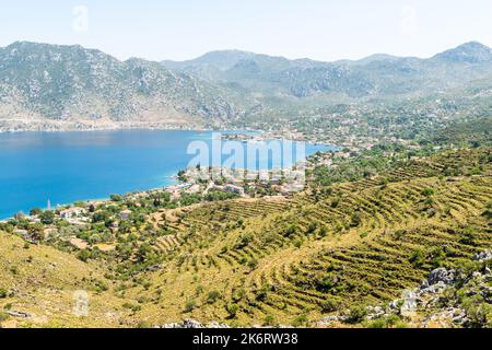 Pentes de montagne en terrasse et village de Selimiye sur la péninsule de Bozburun dans la province de Mugla en Turquie. Banque D'Images