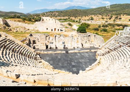 Ruines du théâtre romain de 5 000 places de l'ancienne Patara dans la province d'Antalya en Turquie. Le théâtre fut construit sous le règne d'Antoninus Pie, son nom Banque D'Images