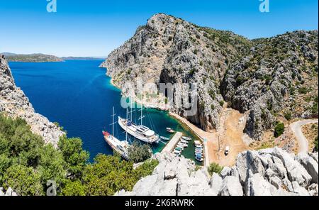 Vue sur le port de Germe Limani du village de Bozburun près de la station balnéaire de Marmaris dans la province de Mugla en Turquie. Banque D'Images