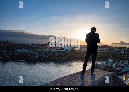 un homme prenant une photo avec contre-jour Banque D'Images
