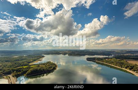 Vue aérienne, pont Delecker avec vue lointaine et ciel bleu avec nuages, reflet des nuages dans le lac Möhne, Delecke, lac Möhne, Sauerland, Nord RHI Banque D'Images