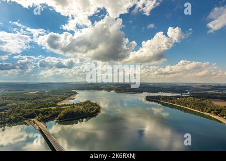 Vue aérienne, pont Delecker avec vue lointaine et ciel bleu avec nuages, reflet des nuages dans le lac Möhne, Delecke, lac Möhne, Sauerland, Nord RHI Banque D'Images