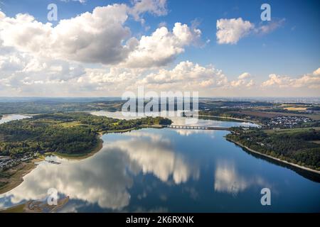 Vue aérienne, pont de Delecker, vue lointaine et ciel bleu avec nuages, reflet des nuages dans le lac Möhne, Delecke, lac Möhne, Sauerland, Rhin-Nord-Ouest Banque D'Images