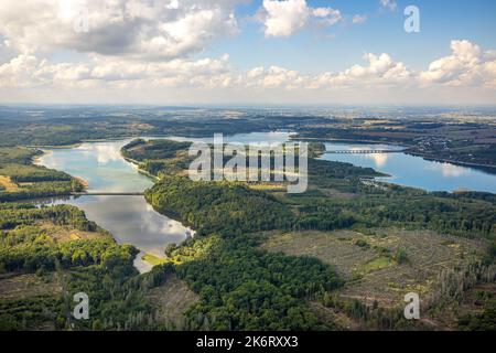 Vue aérienne, promontoire boisée dans le lac Möhne, Am Hevedamm, pont de Delecker sur la droite, vue lointaine et ciel bleu avec vue sur les éoliennes, Delecke, Banque D'Images