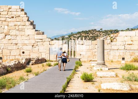 Patara, Antalya, Turquie – 12 août 2021. Vue sur la rue Harbour de l'ancienne Patara dans la province d'Antalya en Turquie, avec un couple romantique. Le col Banque D'Images