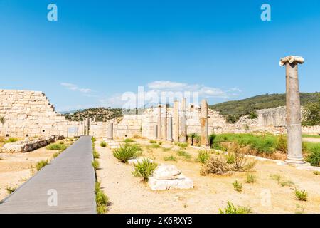 Patara, Antalya, Turquie – 12 août 2021. Harbour Street de l'ancienne Patara dans la province d'Antalya en Turquie. La rue à colonnades avec réérigée Ionic Banque D'Images