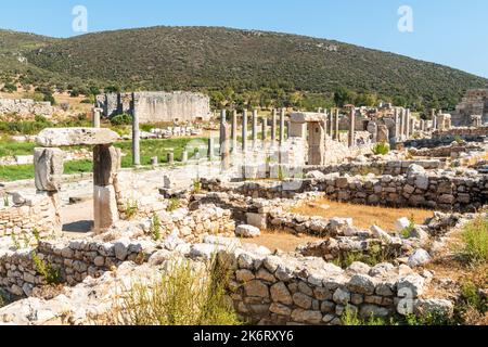 Patara, Antalya, Turquie – 12 août 2021. Harbour Street de l'ancienne Patara dans la province d'Antalya en Turquie. La rue à colonnades avec réérigée Ionic Banque D'Images