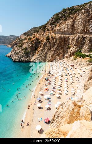 Kalkan, Antalya, Turquie – 13 août 2021. Vue sur la plage de Kaputas, près de la station balnéaire de Kalkan, dans la province d'Antalya, en Turquie. La petite crique de sable de Kap Banque D'Images