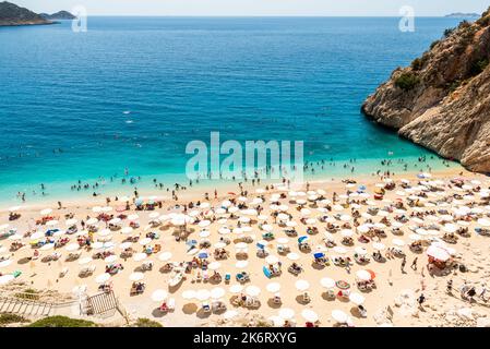 Kalkan, Antalya, Turquie – 13 août 2021. Vue sur la plage de Kaputas, près de la station balnéaire de Kalkan, dans la province d'Antalya, en Turquie. La petite crique de sable de Kap Banque D'Images