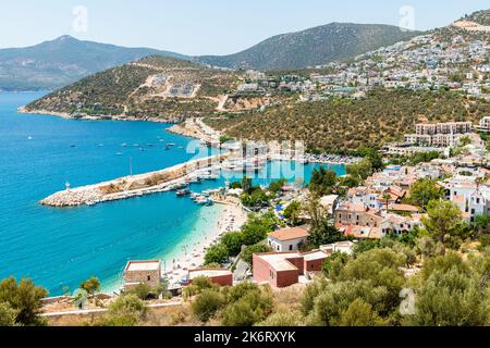 Kalkan, Antalya, Turquie – 13 août 2021. Vue sur le centre-ville de Kalkan sur la côte méditerranéenne de la province d'Antalya en Turquie. Banque D'Images