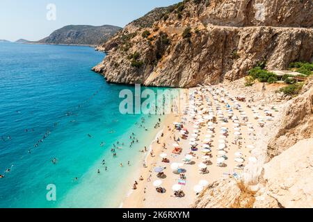 Kalkan, Antalya, Turquie – 13 août 2021. Vue sur la plage de Kaputas, près de la station balnéaire de Kalkan, dans la province d'Antalya, en Turquie. La petite crique de sable de Kap Banque D'Images