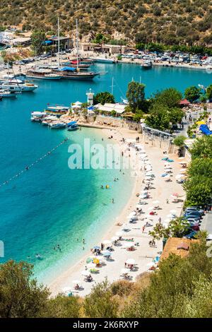 Kalkan, Antalya, Turquie – 13 août 2021. Vue sur la plage publique et le port de la station balnéaire de Kalkan, sur la côte méditerranéenne d'Antalya prov Banque D'Images