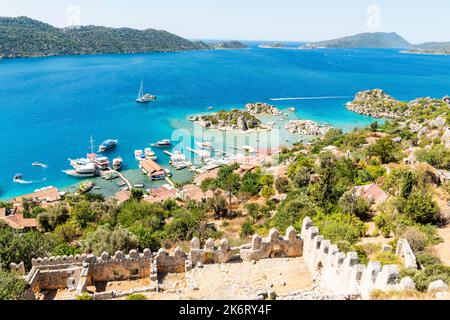 Kalekoy, Antalya, Turquie – 15 août 2021. Vue sur le village de Kalekoy et les ruines du château de Simena, avec l'île de Kekova de l'autre côté de l'eau, à Antalya Banque D'Images