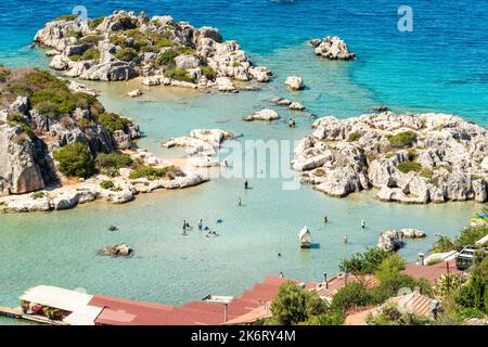 Kalekoy, Antalya, Turquie – 15 août 2021. Vue sur les petits îlots et les tombeaux du sarcophage lycien semi-submergé le long de la côte du village de Kalekoy Banque D'Images