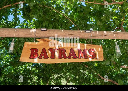 Olympos, Antalya, Turquie – 16 août 2021. Panneau à l'entrée de l'auberge Bayram's Tree Houses dans la région d'Olympos dans la province d'Antalya en Turquie. Banque D'Images