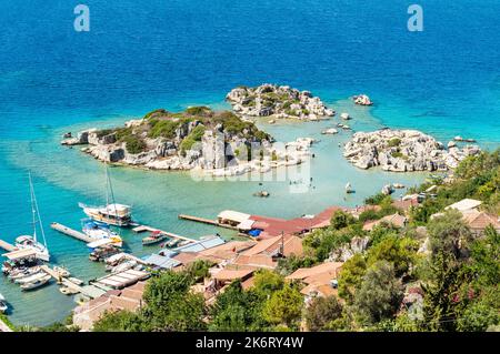 Kalekoy, Antalya, Turquie – 15 août 2021. Vue sur la côte méditerranéenne dans le village de Kalekoy, dans la région de Kekova, dans la province d'Antalya, en Turquie. Afficher wi Banque D'Images