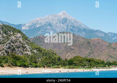 Olympos, Antalya, Turquie – 16 août 2021. Paysage dans le hameau de vacances Olympos dans la province d'Antalya en Turquie. Vue sur la plage avec les gens et Tahta Banque D'Images