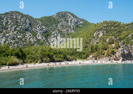 Olympos, Antalya, Turquie – 16 août 2021. Paysage dans le hameau de vacances Olympos dans la province d'Antalya en Turquie. Vue sur la plage avec les gens et le mont Banque D'Images
