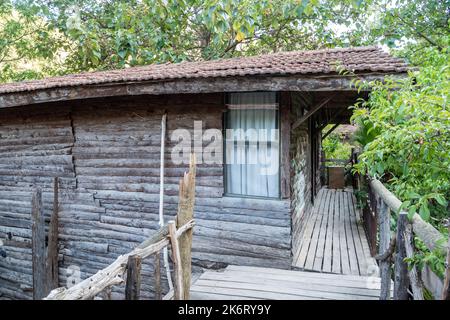 Olympos, Antalya, Turquie – 16 août 2021. Bungalows en bois de l'auberge Kadir's Tree Houses dans la région d'Olympos dans la province d'Antalya en Turquie. Banque D'Images