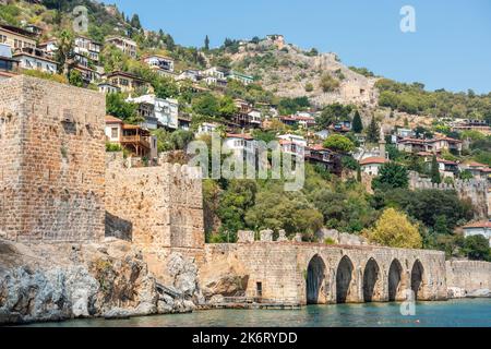 Alanya, Turquie – 19 août 2021. Vue sur le littoral d'Alanya, Turquie. Vue avec des arches en pierre du chantier naval médiéval de Tersane et des murs des ruines Banque D'Images