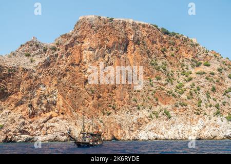 Alanya, Turquie – 19 août 2021. Falaises abruptes de Dil Varna Burnu cape à Alanya Promontorium en Turquie. Vue avec les murs du château perchés au-dessus du claf Banque D'Images