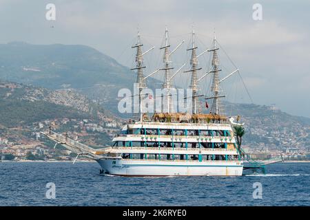 Alanya, Turquie – 19 août 2021. Bateau pirate Harem Maldiv pour des excursions touristiques à Alanya, Turquie. Banque D'Images