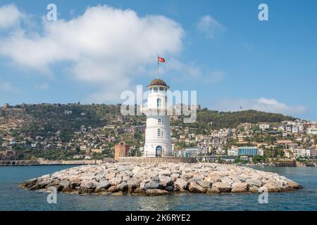 Alanya, Turquie – 19 août 2021. Phare Alanya Deniz Feneri à Alanya, Turquie. Vue avec le drapeau turc en haut. Banque D'Images