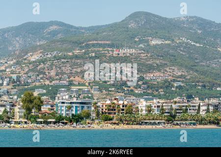 Alanya, Turquie – 19 août 2021. Bord de mer bordé d'hôtels Alanya station ville en Turquie. Vue de la mer vers les montagnes, avec résidentiel Banque D'Images