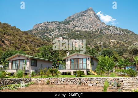 Kabak, Mugla, Turquie – 22 août 2021. Paysage dans le village de Kabak Resort dans la province de Mugla en Turquie. Vue sur les montagnes dominant le quartier résidentiel v Banque D'Images