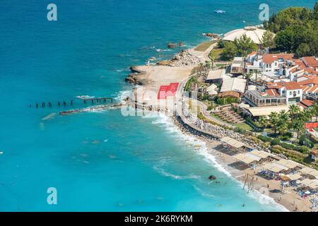 Oludeniz, Mugla, Turquie – 22 août 2021. Côte méditerranéenne dans le quartier de Kidrak de la station balnéaire d'Oludeniz dans le quartier Fethiye de Mugla p Banque D'Images