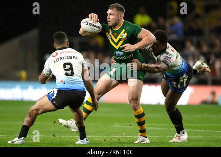 Angus Crichton (au centre), en Australie, tente de tenir le ballon sous la pression des Apisai Koroisau (à gauche) et coéquipier des Fidji lors du match de rugby à XV de la coupe du monde de groupe B au stade Headingley, à Leeds. Date de la photo: Samedi 15 octobre 2022. Banque D'Images